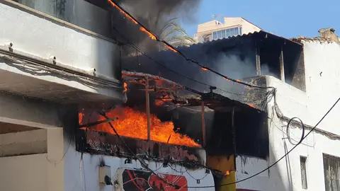 20 May 2022, Spain, Palma de Mallorca: The restaurant "Why Not" near the Ballermann is seen in flames. Police have arrested 13 German holidaymakers on the Spanish island of Mallorca for allegedly starting a fire in the German-run restaurant near a popular beach strip. Photo: 5vision/dpa.