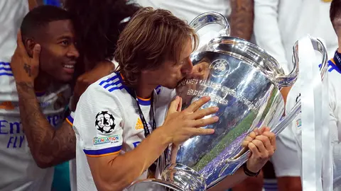 28 May 2022, France, Paris: Real Madrid's Luka Modric kisses the trophy after winning the UEFA Champions League Final at the Stade de France. Photo: Adam Davy/PA Wire/dpa.