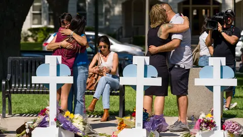 26 May 2022, US, Uvalde: Mourners visit a memorial for victims of Tuesday's mass shooting at Robb Elementary School. An 18-year-old had broken into the school and opened fire on children and adults. At least 19 children died and a teacher was also killed. Photo: Jintak Han/ZUMA Press Wire/dpa.