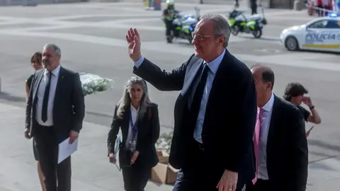 29 May 2022, Spain, Madrid: Real Madrid president Florentino Perez waves as he arrives for Real Madrid's Champions League 2022 victory celebration at La Almudena Cathedral, after defeating Liverpool in Saturday's UEFA Champions League final soccer match, which took place at the Stade de France in Paris. Photo: Ricardo Rubio/EUROPA PRESS/dpa.