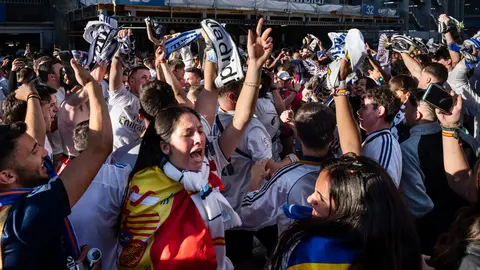 29 May 2022, Spain, Madrid: Real Madrid fans gather outside the Santiago Bernabeu stadium to celebrate their team's victory over Liverpool in Saturday's UEFA Champions League final soccer match, which took place at the Stade de France in Paris. Photo: Miguel Candela/SOPA Images via ZUMA Press Wire/dpa.