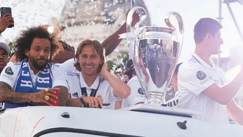 29 May 2022, Spain, Madrid: (L-R) Real Madrid players Marcelo Vieira, Luka Modric and Thibaut Courtois arrive at the traditional celebration at Cibeles, where thousands of fans celebrate the 14th UEFA Champions League victory in Real Madrid's history after defeating Liverpool at the Stade de France in Paris. Photo: Atilano Garcia/SOPA Images via ZUMA Press Wire/dpa.