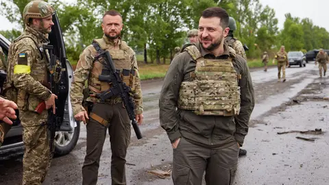HANDOUT - 29 May 2022, Ukraine, Kharkiv: Ukrainian President Volodymyr Zelensky (R) meets with soldiers while inspecting destroyed structures during a visit to the embattled eastern region of Kharkiv. Photo: -/Ukrainian Presidency /dpa - ATTENTION: editorial use only and only if the credit mentioned above is referenced in full.