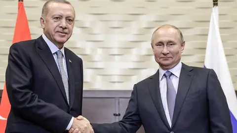 FILED - 22 October 2019, Russia, Sochi: Russian President Vladimir Putin (R) shakes hands with Turkish President Recep Tayyip Erdogan duirng a meeting. Putin and Erdogan will discuss by phone the situation in Ukraine in the context of Russia's continuation of its military operations in the country. Photo: -/Kremlin/dpa - ATTENTION: editorial use only and only if the credit mentioned above is referenced in full.