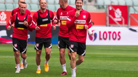 31 May 2022, Poland, Wroclaw: Poland's Robert Lewandowski (R) practices during the Polish national football team training session ahead of Wednesday's UEFA Nations League Group D soccer match against Wales. Photo: Krzysztof Zatycki/ZUMA Press Wire/dpa.