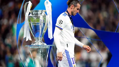 28 May 2022, France, Paris: Real Madrid's Gareth Bale collects his medal and walks past the trophy after the UEFA Champions League final soccer match between Liverpool FC and Real Madrid CF at the Stade de France. Photo: Adam Davy/PA Wire/dpa.