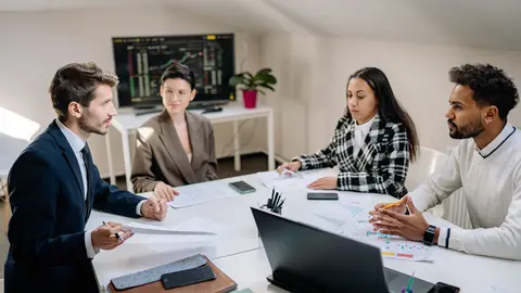 A work team, during a group meeting in a company. Photo: Yan Krukov/Pexels.