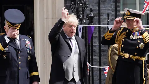 02 June 2022, United Kingdom, London: UK Prime Minister Boris Johnson (C) poses for a photo with military personnel outside 10 Downing Street, London, on day one of the Queen Elizabeth II's Platinum Jubilee celebrations. Photo: Stefan Rousseau/PA Wire/dpa.