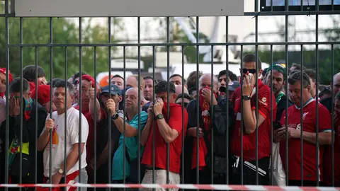 FILED - 28 May 2022, France, Paris: Liverpool fans cover their mouths and noses as they queue to gain entry to the stadium ahead of the UEFA Champions League final soccer match between Liverpool FC and Real Madrid CF at the Stade de France. Photo: Peter Byrne/PA Wire/dpa.