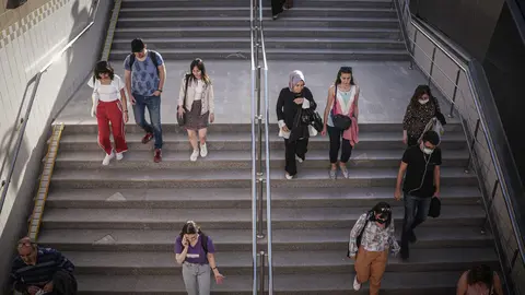 30 May 2023, Turkey, Ankara: People walk without face masks towards a subway station after the ban on masks in public transportation in Turkey was lifted. Photo: Tunahan Turhan/SOPA Images via ZUMA Press Wire/dpa.