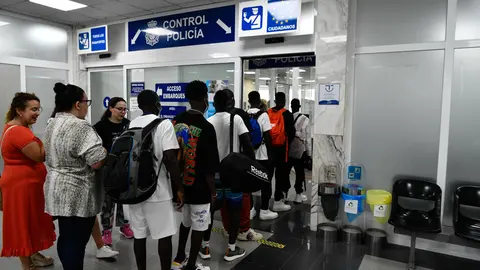 02 June 2022, Spain, Ceuta: Migrants queue at the port of Ceuta to embark to mainland Spain. The group, which includes 30 migrants of sub-Saharan origin, have left the Center for Temporary Stay of Immigrants (CETI) to take a boat to various NGO resources in mainland Spain. Photo: Antonio Sempere/EUROPA PRESS/dpa.