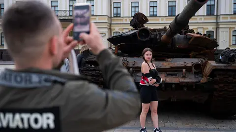 FILED - 27 May 2022, Ukraine, Kiev: A girl poses next to a destroyed Russian tank on display in Mikhailovsky Square. Photo: Deml Ondøej/CTK/dpa.