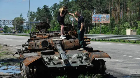 03 June 2022, Ukraine, Kiev: People inspect a destroyed Russian army tank about 40 km west of Kiev. 03 June is the 100th day of Russia's all-out war against Ukraine. Photo: Sergei Chuzavkov/SOPA Images via ZUMA Press Wire/dpa.