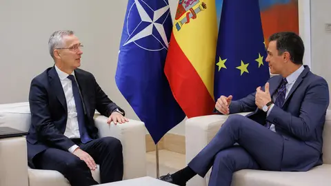 30 May 2022, Spain, Madrid: Spanish Prime Minister Pedro Sanchez (R) speaks with NATO Secretary-General Jens Stoltenberg during their meeting at the Moncloa Palace. Photo: Alejandro Martínez Vélez/EUROPA PRESS/dpa.