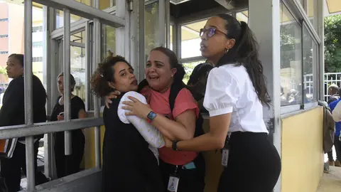 06 June 2022, Dominican Republic, Santo Domingo: Officials escape through a window of the Ministry of Environment after the Environment Minister Orlando Mera was shot in his office. Photo: Pedro Bazil/dpa.