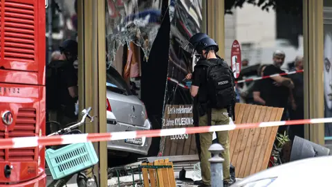 08 June 2022, Berlin: Police secure traces on a broken shop window where a car, stuck inside the shop, crashed into a group of people in Berlin. According to the fire brigade, one person was killed and at least eight injured on Wednesday morning. Photo: Fabian Sommer/dpa.