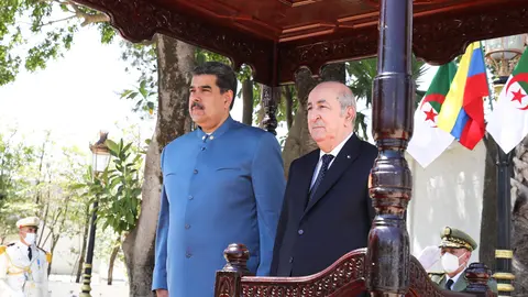 HANDOUT - 09 June 2022, Algeria, Algiers: Venezuelan President Nicolas Maduro (L) is received by President of Algeria Abdelmadjid Tebboune (R) at the government palace in Algiers. Photo: Zurimar Campos/Prensa Miraflores/dpa - ACHTUNG: Nur zur redaktionellen Verwendung und nur mit vollständiger Nennung des vorstehenden Credits.