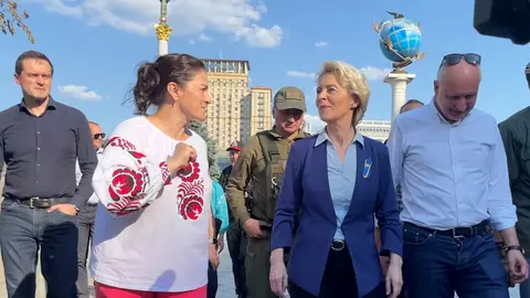 11 June 2022, Ukraine, Kiev: EU Commission President Ursula von der Leyen (C) visits Maidan Square, with Ludmila Scherbanyuk (L), staff member of the Esu Delegation to Ukraine, and Matti Maasikas (R), EU Ambassador to Ukraine. (Best possible quality) Photo: Michel Winde/dpa.