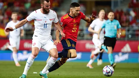 Spain's Pablo Sarabia fight for the ball with a rival during the match against the Czech Republic. Photo: @SeFutbol/Twitter.