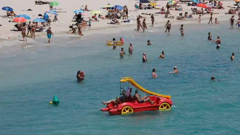 11 June 2022, Spain, Calvia: People crowd at the beach of Palmanova in Mallorca. Photo: Clara Margais/dpa.