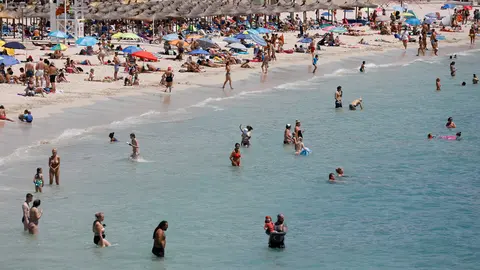 11 June 2022, Spain, Calvia: People crowd at the beach of Palmanova in Mallorca. Photo: Clara Margais/dpa.