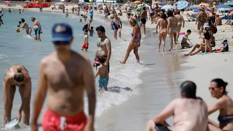 11 June 2022, Spain, Calvia: People crowd at the beach of Palmanova in Mallorca. Photo: Clara Margais/dpa.