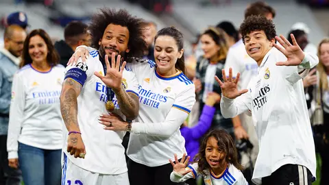 28 May 2022, France, Paris: Real Madrid's Marcelo celebrates with his family after winning the UEFA Champions League Final at the Stade de France. Photo: Adam Davy/PA Wire/dpa.