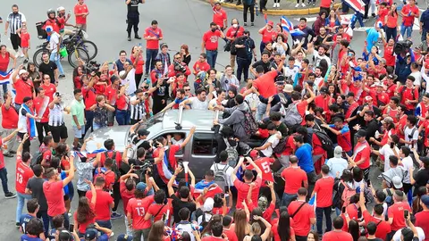 14 June 2022, Costa Rica, San Pedro: People celebrate in the San Pedro district in Costa Rica after defeating New Zealand in their playoff match at the Al Rayyan Stadium in Doha, Qatar and qualifying for the FIFA World Cup 2022. Photo: Rafael Pacheco Granados/La Nacion via ZUMA Press/dpa.