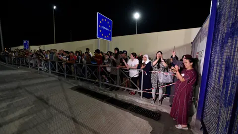 17 May 2022, Spain, Ceuta: Groups of people wait for the arrival of family, friends and acquaintances crossing the Spanish-Moroccan border in Ceuta. Spain and Morocco have reached an agreement to reopen the land borders with Ceuta and Melilla closed since March 2020. Photo: Antonio Sempere/EUROPA PRESS/dpa.