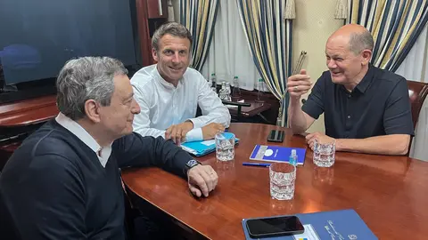 16 June 2022, Ukraine, ---: (L-R) Italian Prime Minister Mario Draghi, French President Emmanuel Macron and German Chancellor Olaf Scholz sit on a train as they travel to Kiev on their first visit since the Russian invasion. Photo: Michael Fischer/dpa.