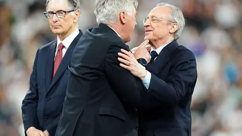 28 May 2022, France, Paris: Real Madrid president Florentino Perez (R) with manager Carlo Ancelotti (C) as Liverpool owner John W.Hentry look on dejected following the UEFA Champions League final soccer match between Liverpool FC and Real Madrid CF at the Stade de France. Photo: Adam Davy/PA Wire/dpa.