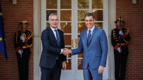 30 May 2022, Spain, Madrid: Spanish Prime Minister Pedro Sanchez (R) receives NATO Secretary-General Jens Stoltenberg ahead of their meeting at the Moncloa Palace. Photo: Alejandro Martínez Vélez/EUROPA PRESS/dpa