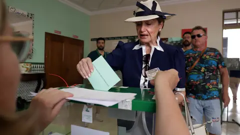 19 June 2022, Spain, Malaga: A woman casts her ballot during the elections of the regional President of Andalusia. The southern Spanish region of Andalusia - the country's most populous autonomous community - was voting on Sunday, with opinion polls predicting a strong victory for regional President Juanma Moreno of the conservative People's Party (PP). Photo: Álex Zea/EUROPA PRESS/dpa.