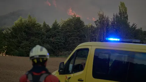 19 June 2022, Spain, Maquirriain: A firefighter arrives to the Maquirriain area after advancing the Ujue fire. This is one of the fires that remain active in the region. Photo: Eduardo Sanz/EUROPA PRESS/dpa.