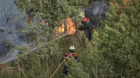 19 June 2022, Spain, Maquirriain: Firefighters extinguish the fire advancing from the area of Ujue to Maquirriain. This is one of the fires that remain active in the region. Photo: Eduardo Sanz/EUROPA PRESS/dpa.