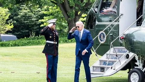 13 June 2022, US, Washington: US President Joe Biden salutes the Marine after returning to the White House via Marine One. Photo: Michael Brochstein/ZUMA Press Wire/dpa.
