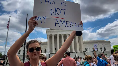 24 June 2022, US, Washington: Abortion rights and anti-abortion activists protest outside US supreme court. The supreme court has ruled there is no constitutional right to abortion in the United States. Photo: Sue Dorfman/ZUMA Press Wire/dpa.