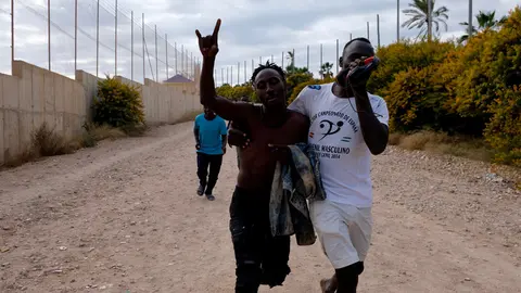 24 June 2022, Spain, Melilla: A group of migrants make their way to the Temporary Immigration Center (CETI) as they celebrate crossing the Melilla fence. Photo: Antonio Ruiz/EUROPA PRESS/dpa.