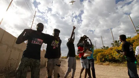 24 June 2022, Spain, Melilla: A group of migrants make their way to the Temporary Immigration Center (CETI) as they celebrate crossing the Melilla fence. Photo: Antonio Ruiz/EUROPA PRESS/dpa.