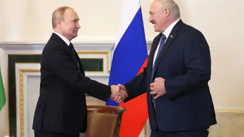 HANDOUT - 25 June 2022, Russia, Saint Petersburg: Russian President Vladimir Putin (L) meets with Belarusian President Alexander Lukashenko. Photo: -/Kremlin/dpa - ATTENTION: editorial use only and only if the credit mentioned above is referenced in full.