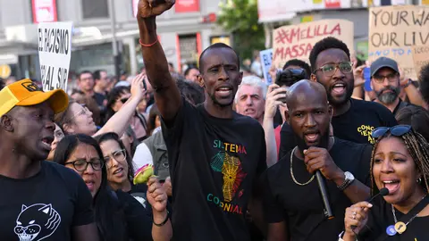 26 June 2022, Spain, Madrid: People shout slogans during a demonstration called by the Madrid Anti-Racist Association against migration policies, at Plaza del Callao. Photo: Fernando Sánchez/EUROPA PRESS/dpa.