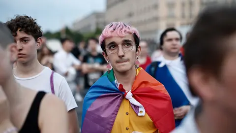 25 June 2022, Berlin: People commemorate the victims of the attack in Oslo at the Brandenburg Gate. On Saturday night a shooting incident in Oslo targeted a gay bar, leaving two people dead and 21 others injured. Photo: Carsten Koall/dpa.