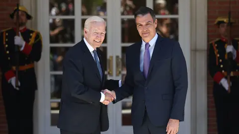28 June 2022, Spain, Madrid: Spanish Prime Minister Pedro Sanchez (R) receives US President Joe Biden at the Moncloa Palace ahead of the NATO Summit. Photo: E. Parra. Pool/EUROPA PRESS/dpa.