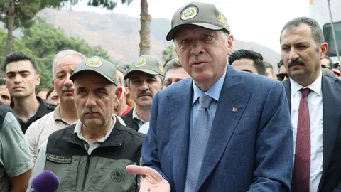 HANDOUT - 24 June 2022, Turkey, Marmaris: Turkish President Recep Tayyip Erdogan speaks with the media representatives during his visit to the fire fighting coordination centre in Marmaris. Photo: -/Turkish Presidency/dpa - ATTENTION: editorial use only and only if the credit mentioned above is referenced in full.