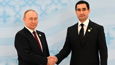 HANDOUT - 29 June 2022, Turkmenistan, Ashgabat: Russian President Vladimir Putin (L) shakes hands with President of Turkmenistan Serdar Berdimuhamedow during the sixth Caspian summit. Photo: RIA Novosti/Kremlin/dpa - ATTENTION: editorial use only and only if the credit mentioned above is referenced in full.