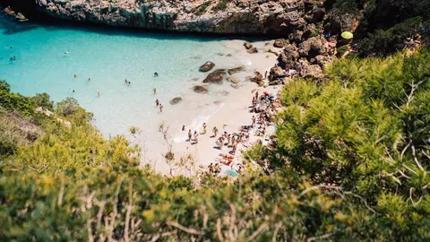 A general view of Caló des Moro beach, in the island of Mallorca. Photo: Fabian Schneidereit on Unsplash.
