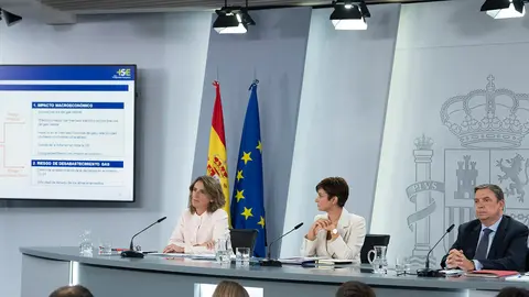 10/11/2022. (L-R) The Deputy Prime Minister of the Government and Minister for the Ecological Transition and the Demographic Challenge, Teresa Ribera; the Minister of Territorial Policy and Government spokesperson, Isabel Rodríguez, and the Minister of Agriculture, Fisheries and Food, Luis Planas, have appeared at a press conference after the meeting of the Council of Ministers. Photo: La Moncloa.