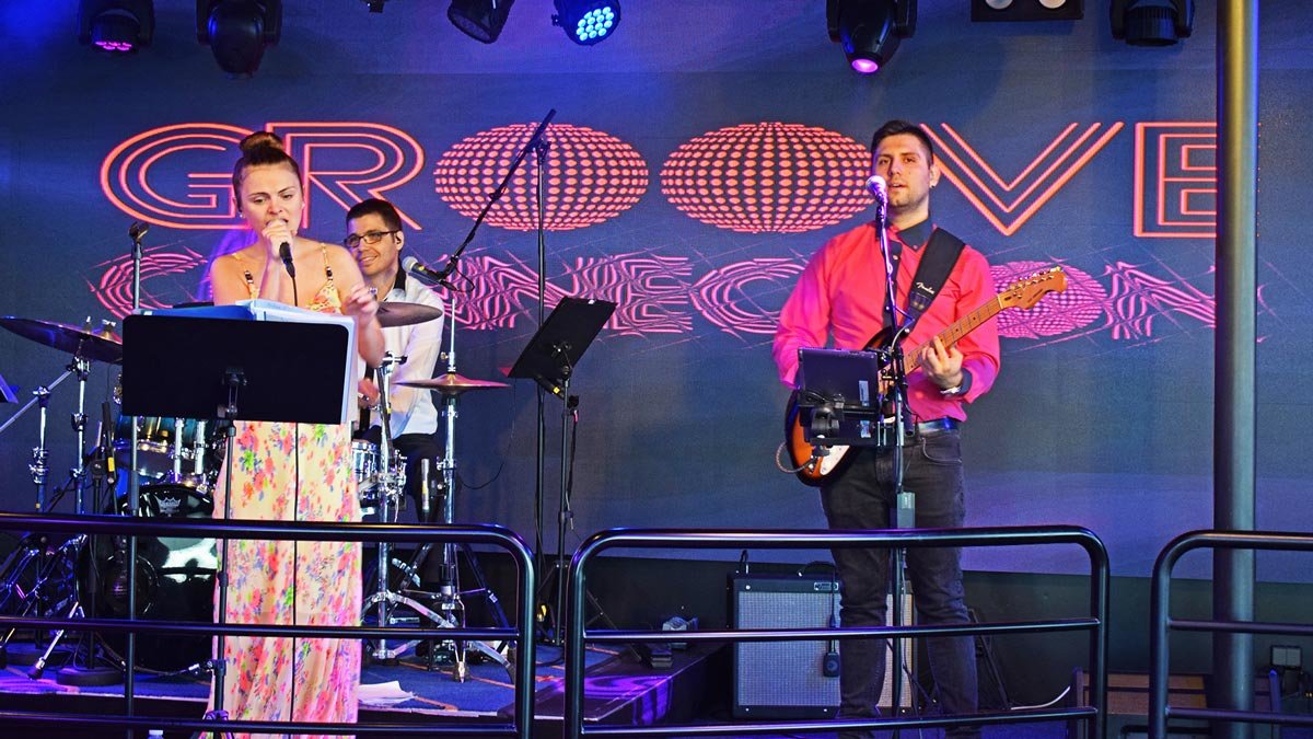 Musical-performance-band-cruise-by-Pablo-Morilla