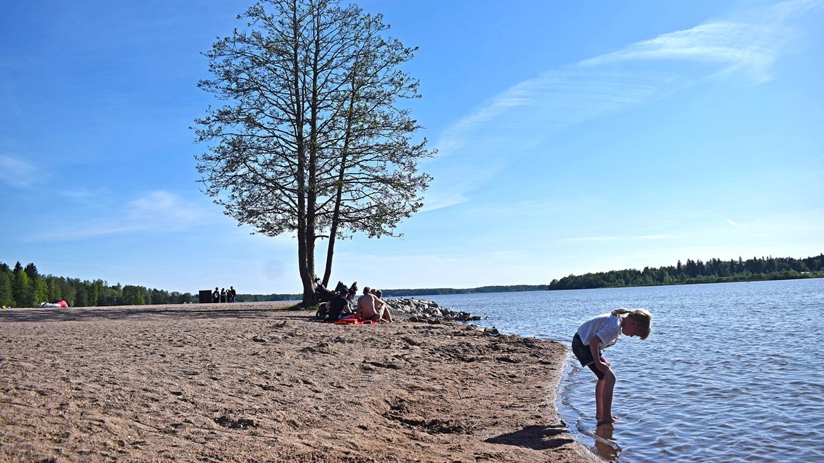 Lake-family-swim-by-Pablo-Morilla