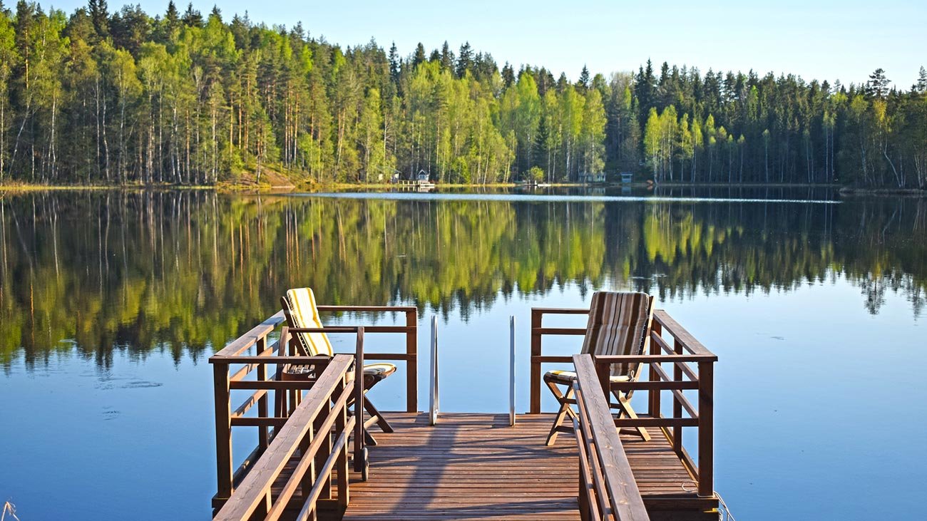 Lake-cottage-by-Pablo-Morilla